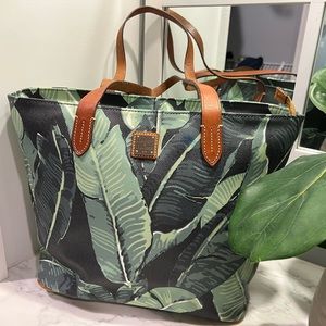 ✨Host Pick✨Dooney & Bourke Banana Leaf Print Tote